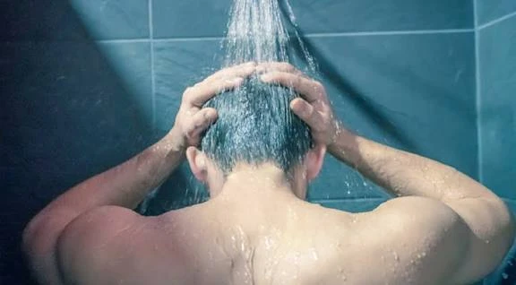 গোসলের সময় কোথায় পানি ঢালবেন আগে